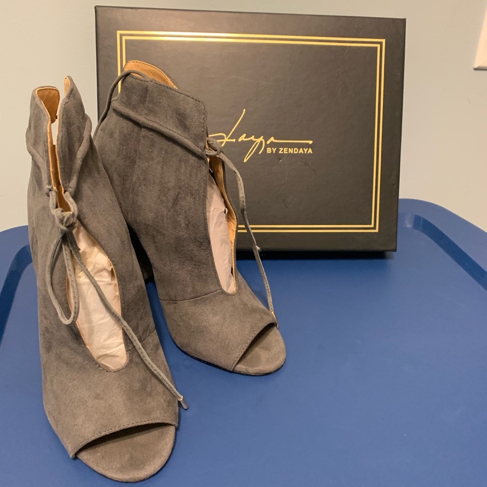 Daya Gray peep toe booties (8.5)